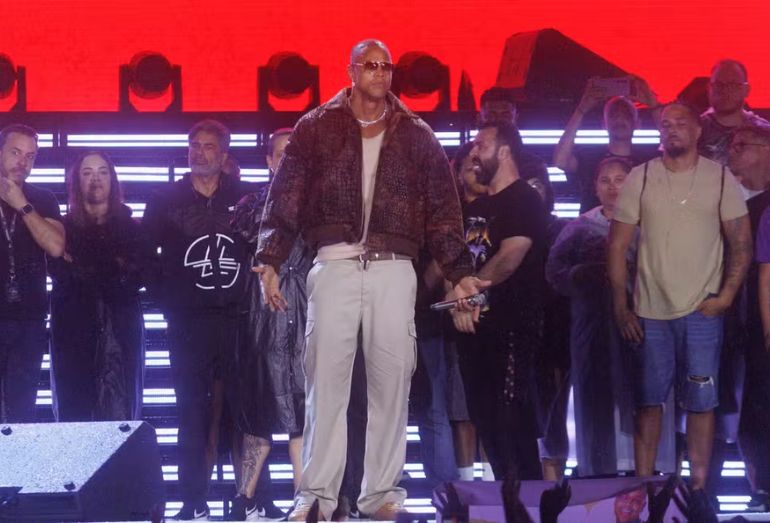 Léo Santana adia show de 20 anos em Salvador após forte temporal