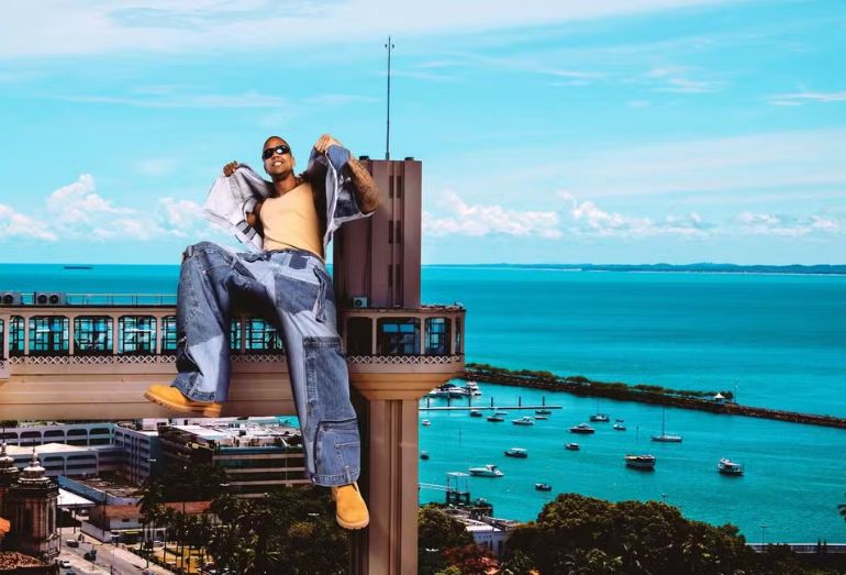 Léo Santana celebra 20 anos de carreira com show gratuito em Salvador