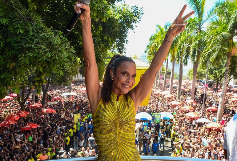 Ivete Sangalo leva 500 mil foliões às ruas do Rio em estreia marcada por homenagem a Preta Gil