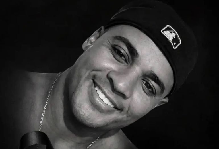 Filho de vocalista do Olodum morre aos 39 anos após acidente de moto em Salvador